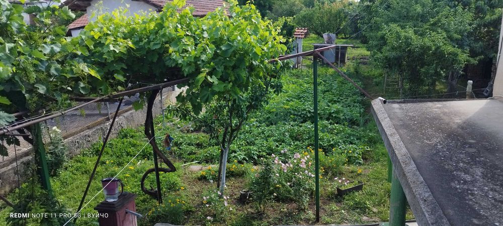 Продава се къща в с.Садовец-Плевенско .86 квадрата къща.На два етажа. Двор-560 кв.м.