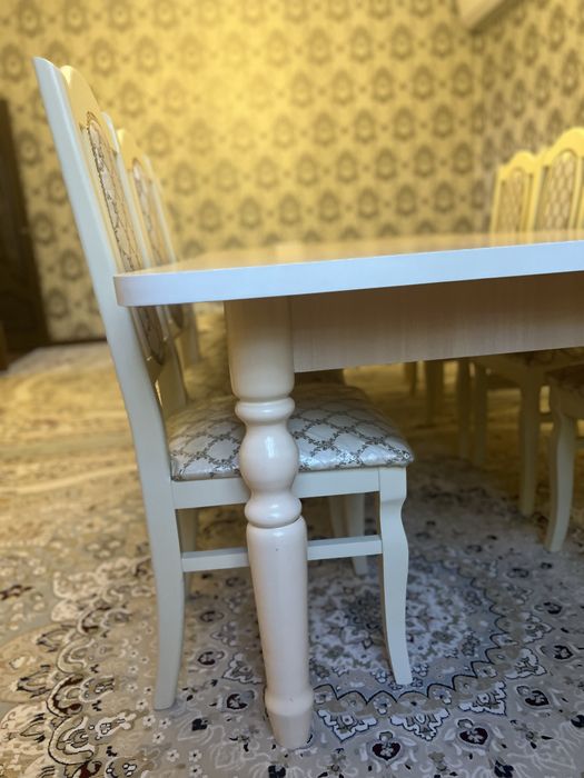 Стол и стулья