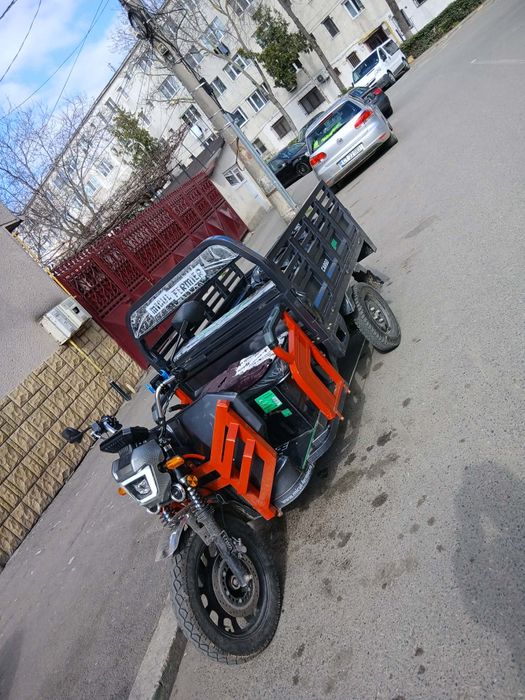 Vand schimb triciclu e cargo in stare noua are aproape 300 de kilometr