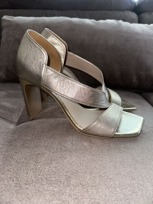 Златисти сандали на висок ток