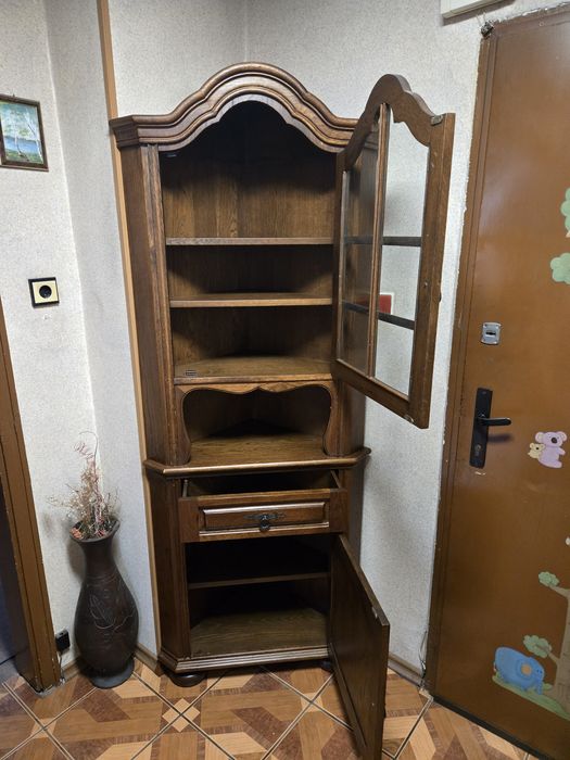 Продавам дървен ритро шкаф