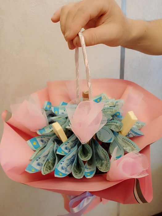 Денежный букет со сладостями