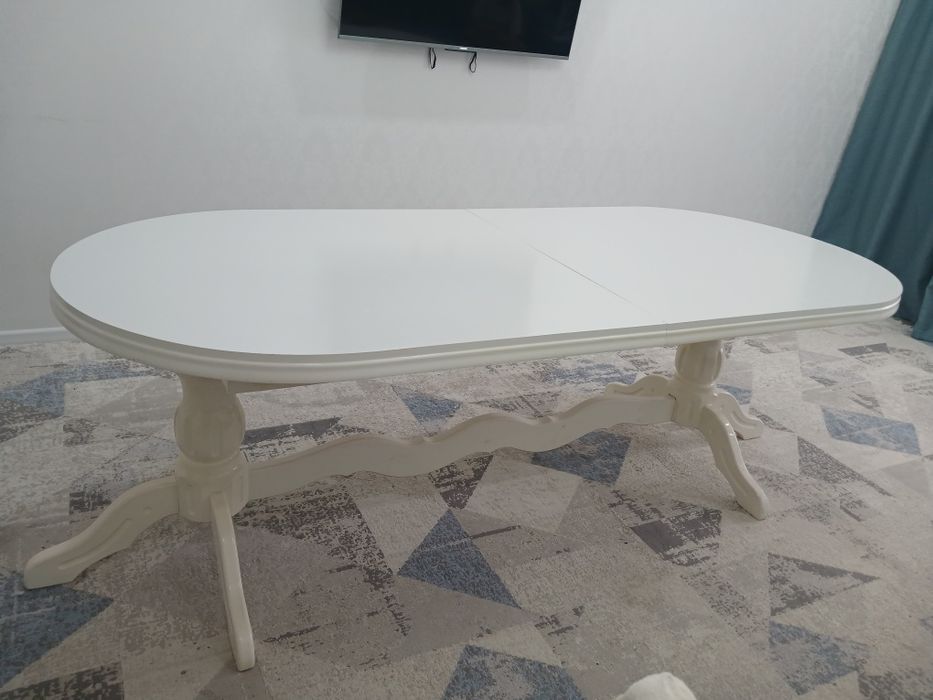 Стол для гостиной или зала