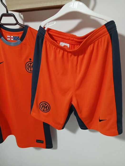 Compleu fotbal  Inter Milano original pt copii.  10/11ani.137/147cm