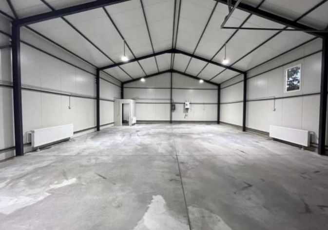 Vand hale metalice la super preț-calitate