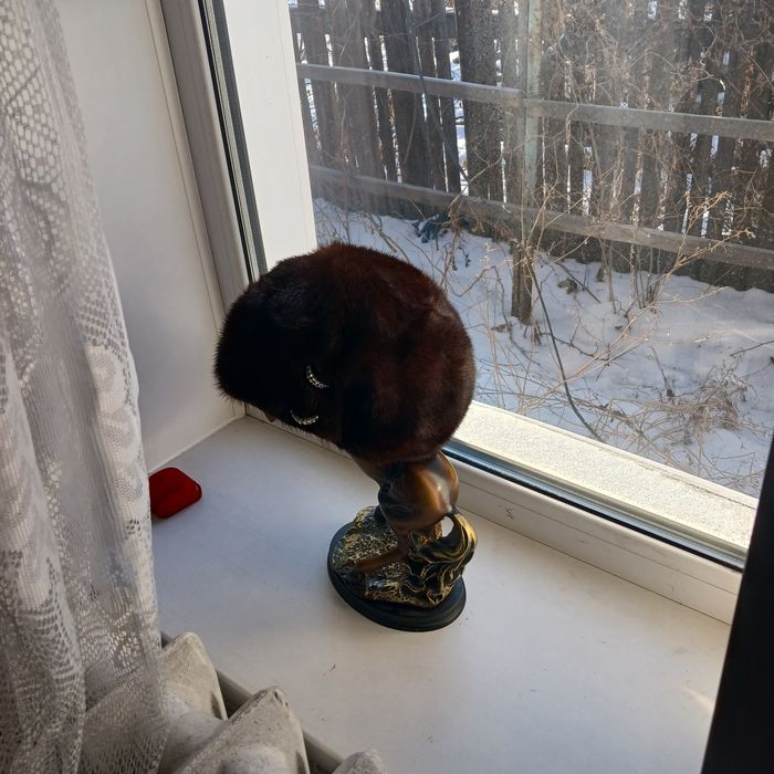 Норковый берет жён.