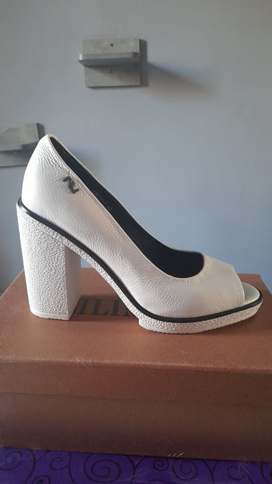 Продам туфли новые