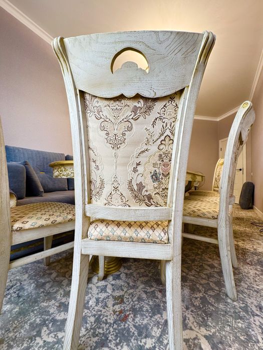 Стол 8 орындығымен сатылады