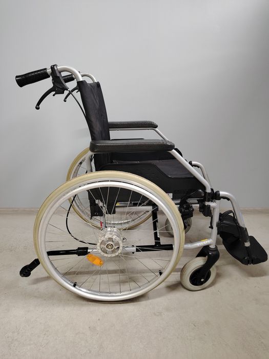 Carucior cu rotile pliabil/fotoliu rulant persoane cu dizabilitati.047