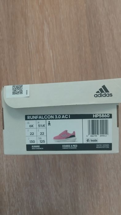 Маратонки и сандали Adidas