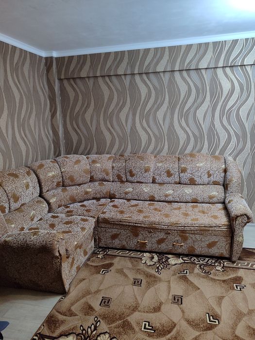 Продам угловой диван .