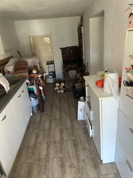 Casă modernă off-grid cu curte mare, sobă șemineu și panouri solar