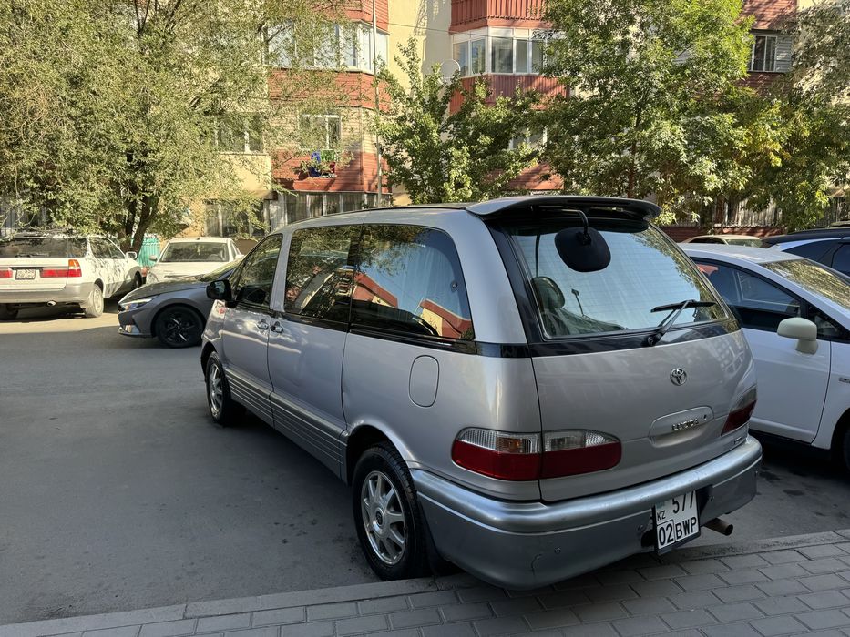Тойота Люсида Естима