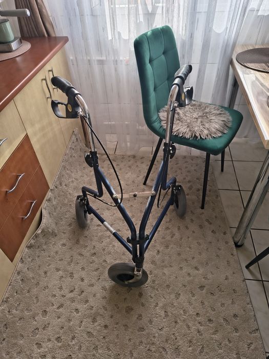 Cadru de mers cu roți și frâne