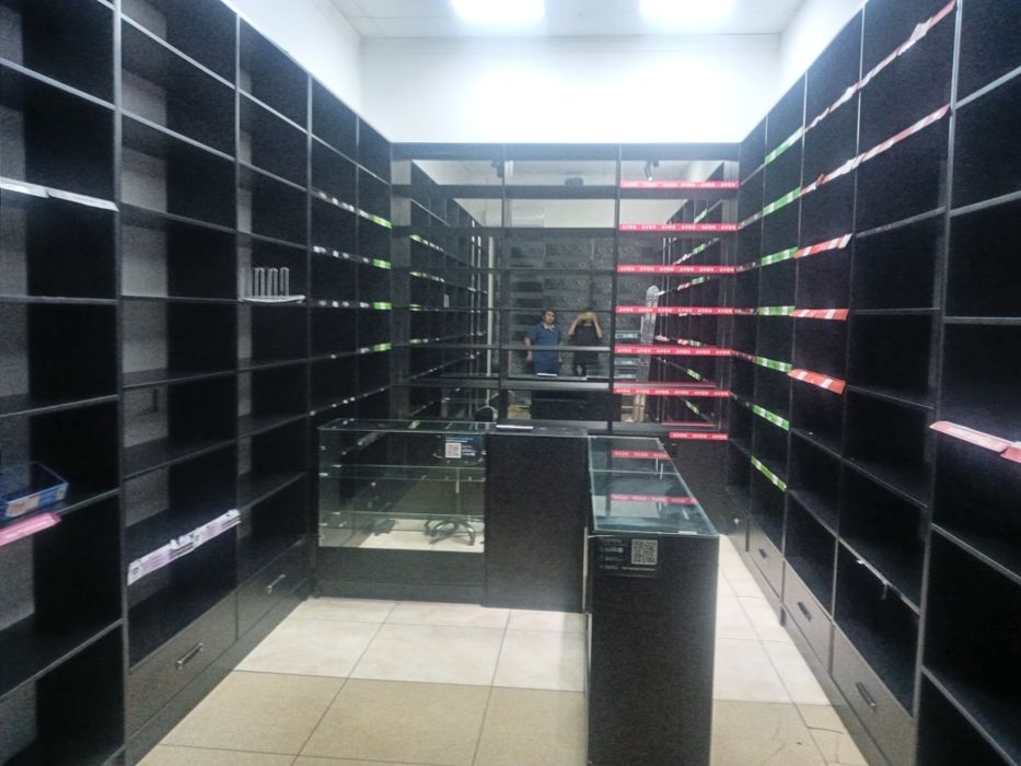 Продаётся мебель для магазина