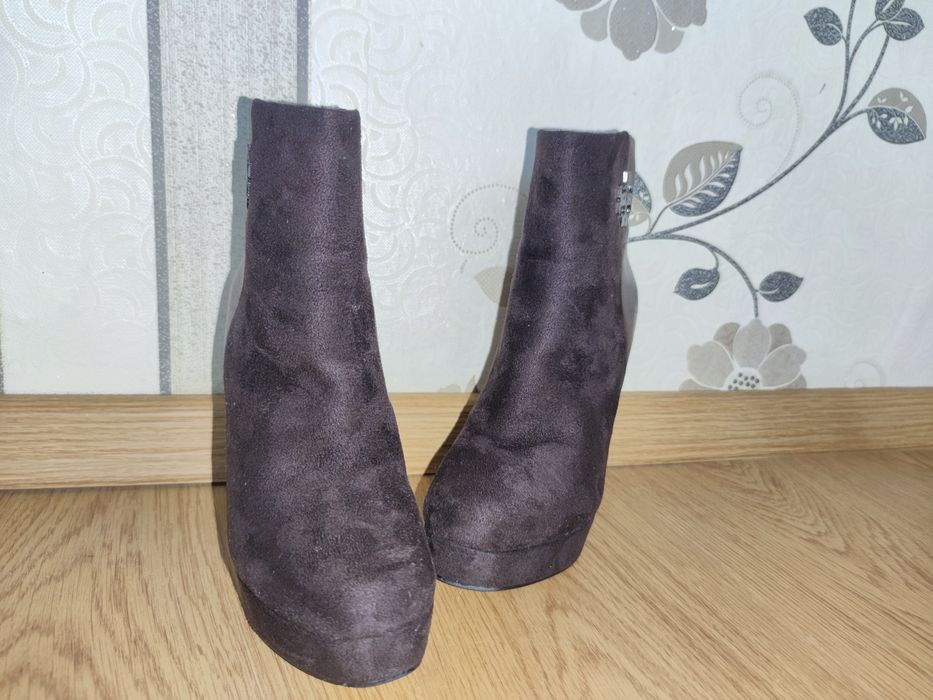 Дамски обувки на висок ток