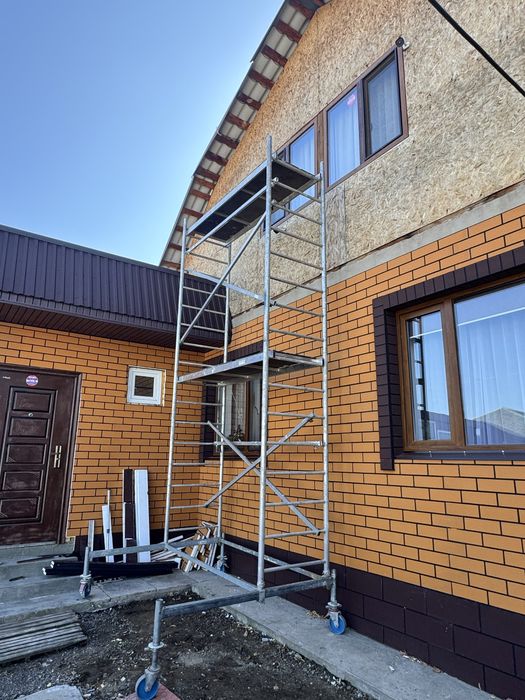 На лестничный марш леса легкий