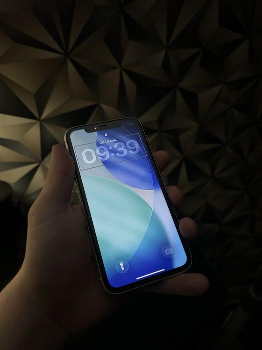 Продам 11 айфон с доками