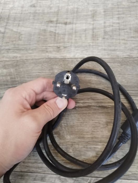 2 cabluri se sursa, un calbu DVI-D si un alimentatir laptop Dell