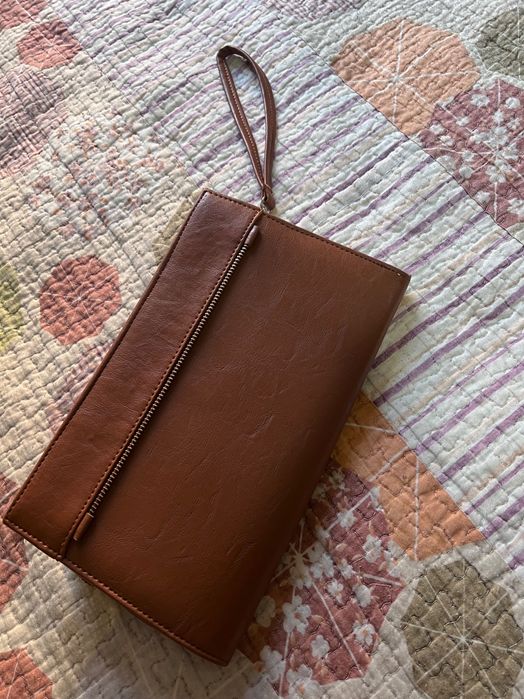 Jigarrang sumkacha, ham kundalik ham bazmlarga to’g’ri keladi