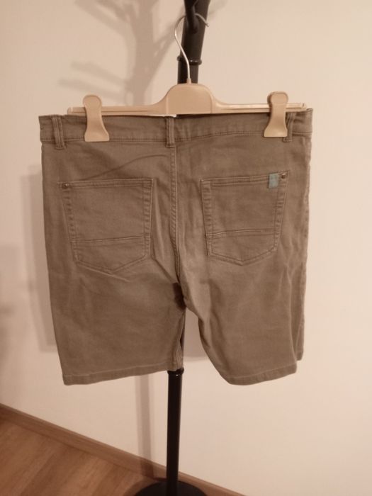 Vând pantaloni scurți pt bărbați