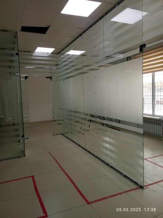 Цельностеклянная перегородка офисов