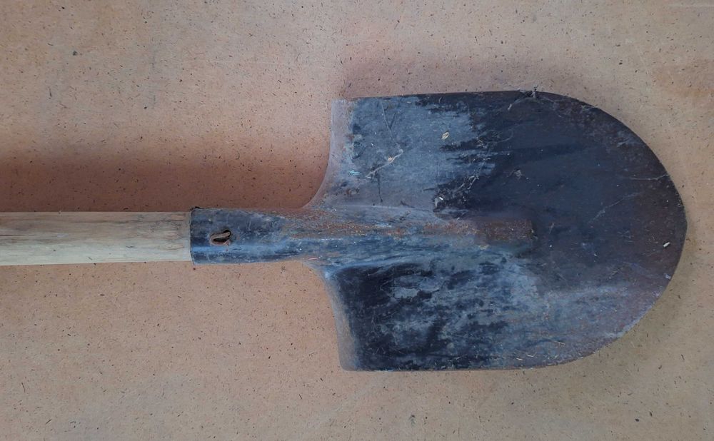 Лопаты, грабли, кетмень, теша