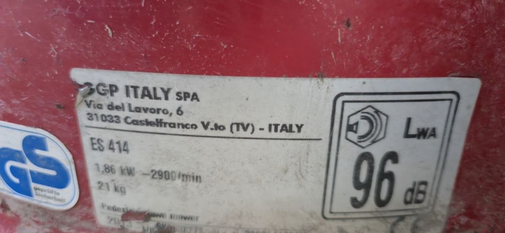 Masina de tuns iarba pe benzina