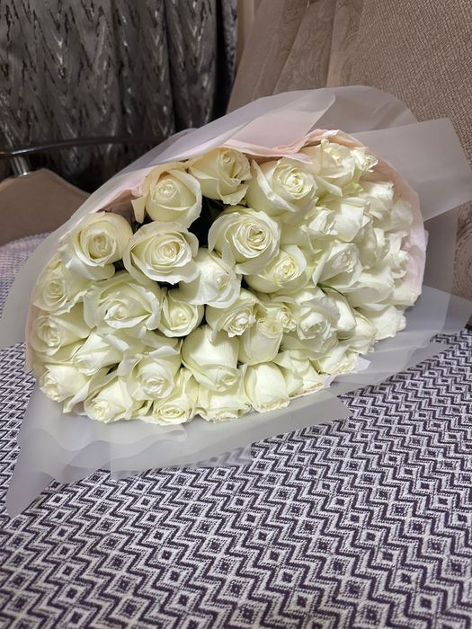 Свежие цветы, белые розы