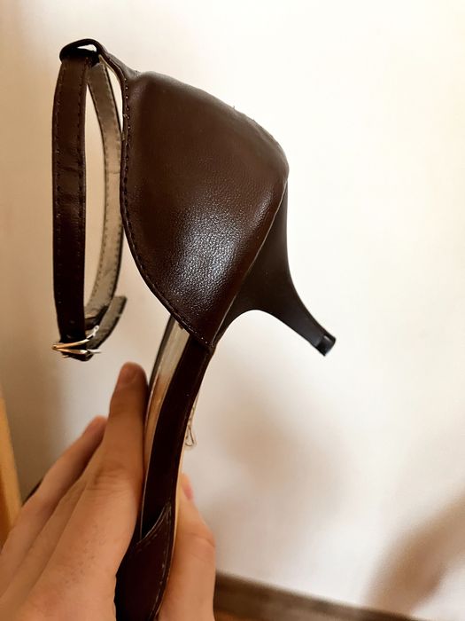 Тъмно кафеви сандали с каишка Gioia