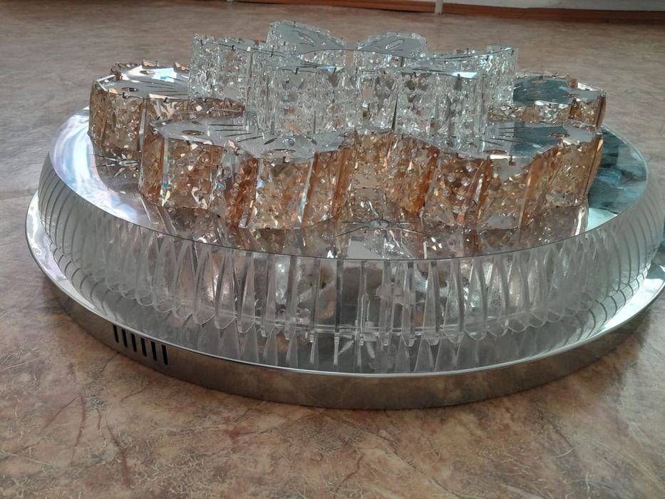 Продам новую люстру