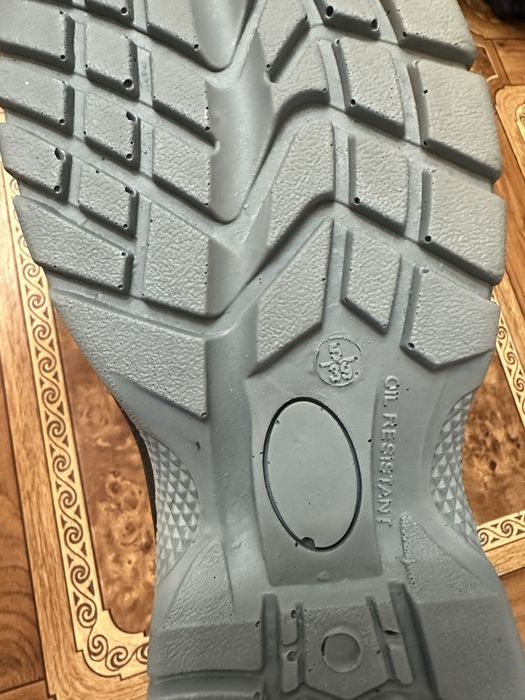 Продам спец одежду с ботинками