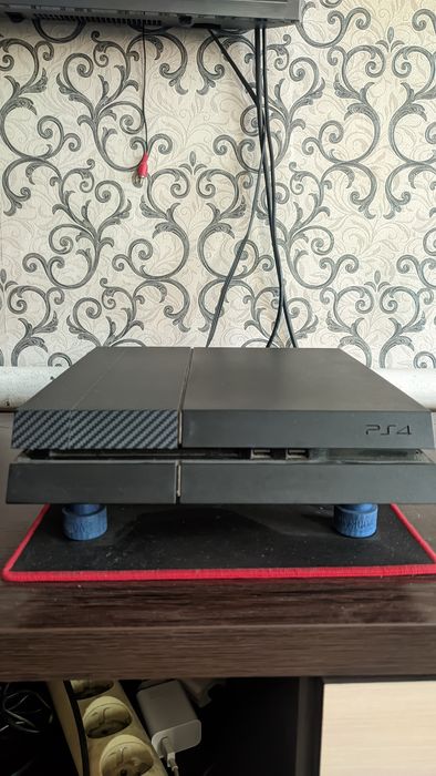продам ps4 fat с играми
