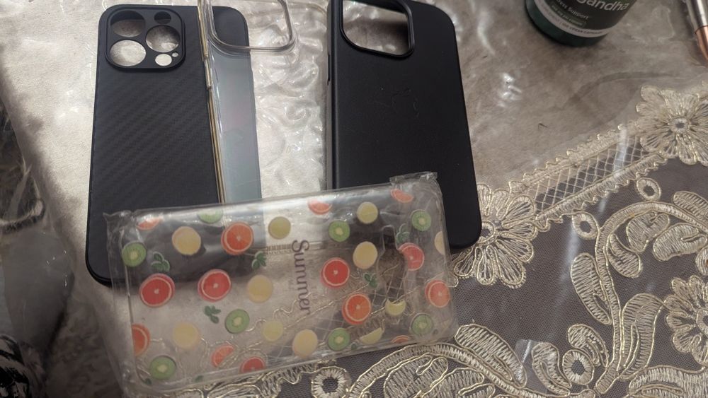 Отдам за плитки молочного шоколада чехлы на телефоны