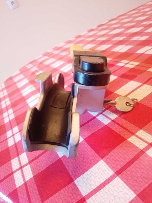 Заключалка за кормило на  кола или бус.