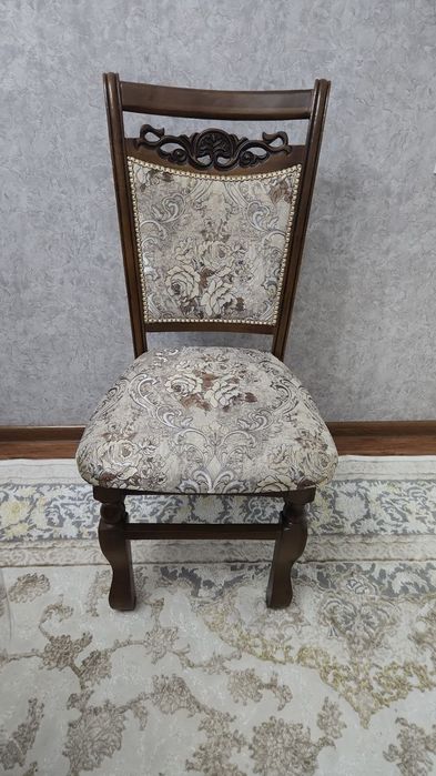 Продаётся 12 стульев и стол в бонус для гостиной.