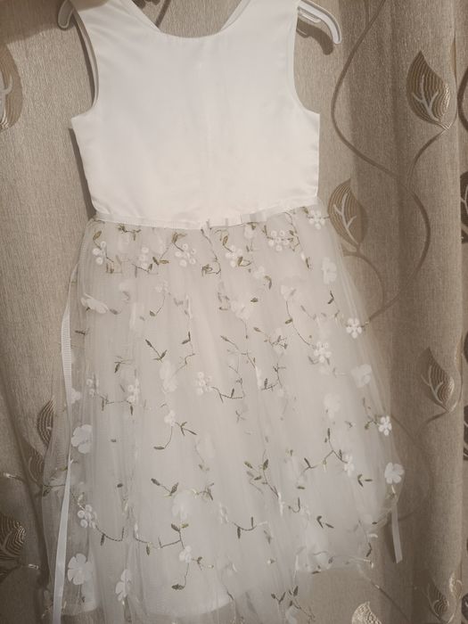 Продам очень красивое платье для девочки