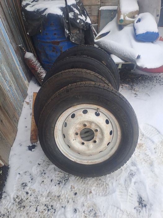 Продам покрышки с дисками на ниву