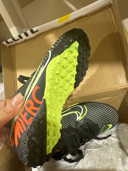 Бутсы (сороконожки) для футбола