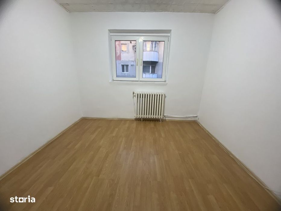 Apartament 3 camere, zona Han, etaj 3