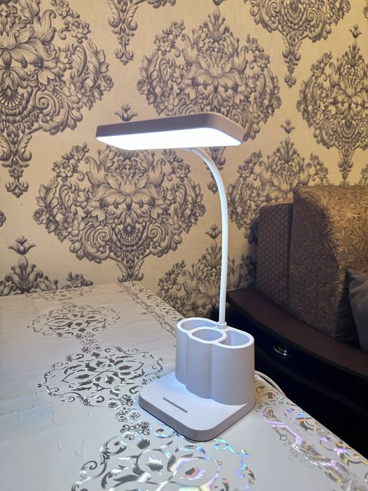 Супер настольная-лампа с тремя освещениями  и USB проводом в комплекте