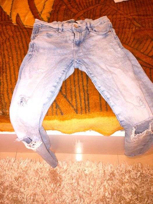 Blugi rupți albaștri