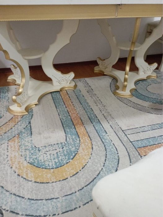 Продается стол для гостиной.