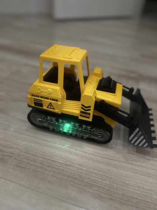 Игрушечный бульдозер