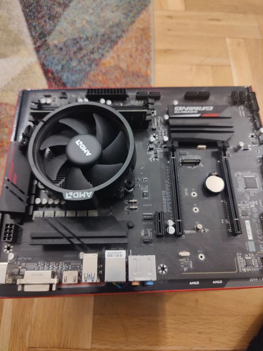Дънна платка Gigabyte B450 с процесор, RAM и охлаждане