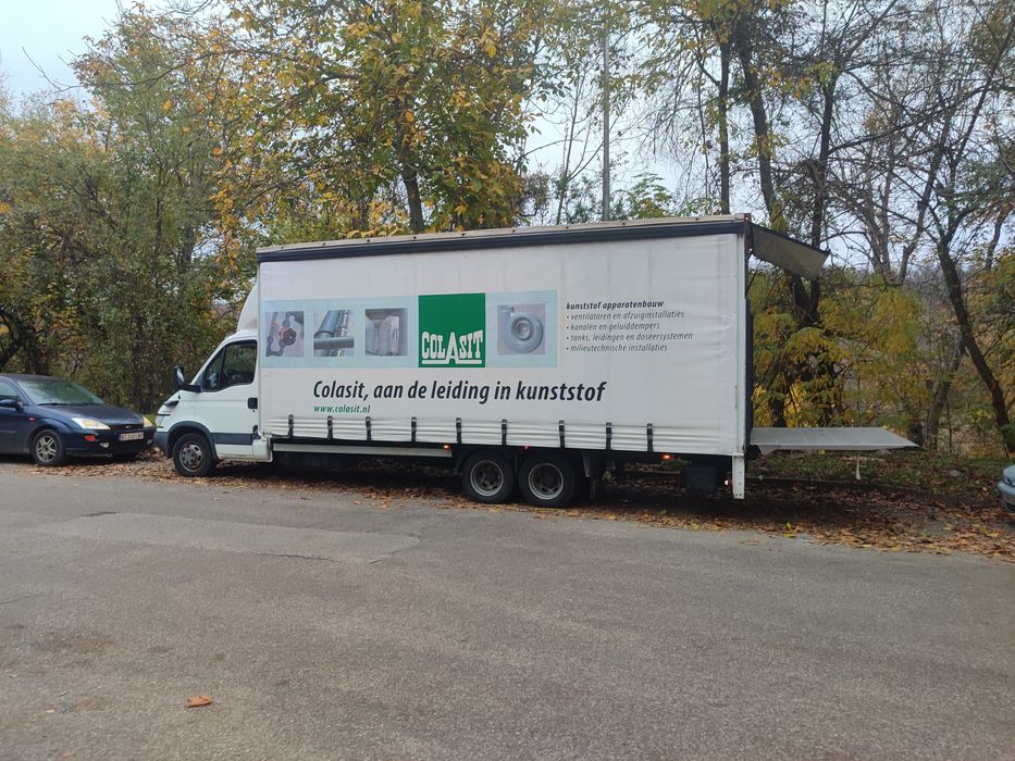 Транспорт с огромен бус