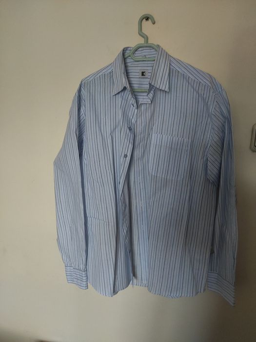 cămăși cu mânecă scurtă sau lungă cu mărimi diferite și modele diferit