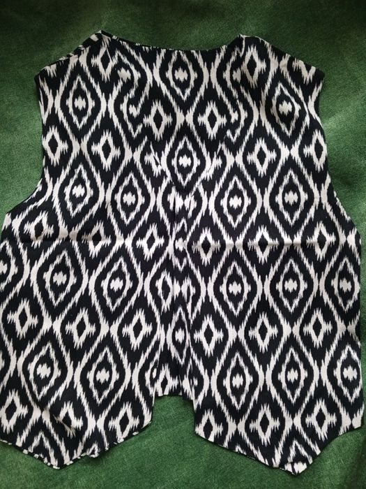 Жилет национальный, тюбетейки в наличии