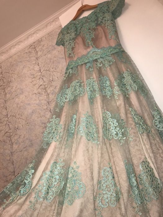 Продаю шикарное платье. Размер 42-44.