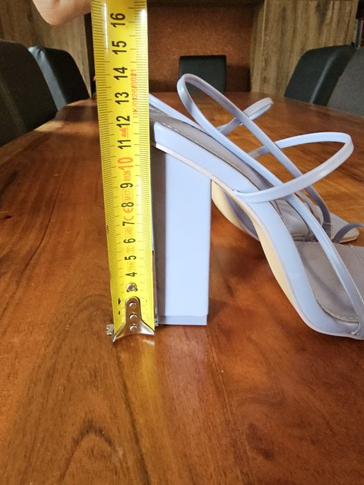 Sandale cu toc înalt